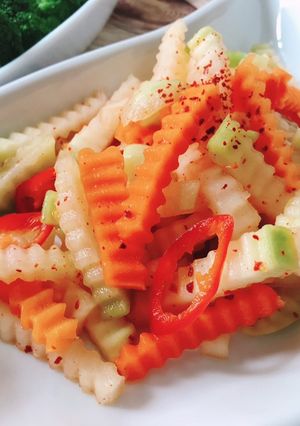 Hình của món Su hào trộn tắc chua ngọt.