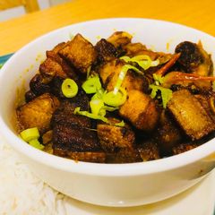 A picture of Dry pork curry served with rice and pakchoi.