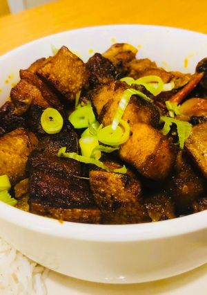 A picture of Dry pork curry served with rice and pakchoi.