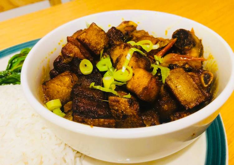 Delicious Dry pork curry served with rice and pakchoi