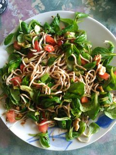 Una foto de Ensalada de canónigos, anguriñas, aguacate y tomate