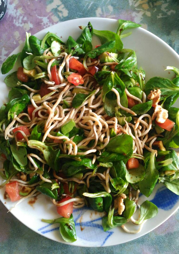 Una foto de Ensalada de canónigos, anguriñas, aguacate y tomate