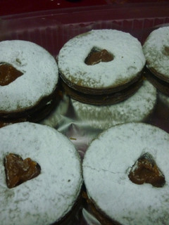 Una foto de Masitas de cacao y nueces rellenas de dulce de leche