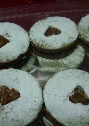 Una foto de Masitas de cacao y nueces rellenas de dulce de leche