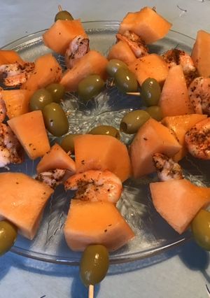 Une photo de Brochettes de melon aux crevettes épicées et olives vertes