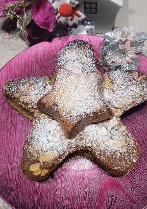 Foto di Stella di Natale di farina di mandorle profumata agli agrumi