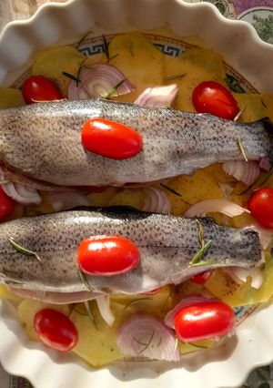 Foto di Trote al forno su letto di patate