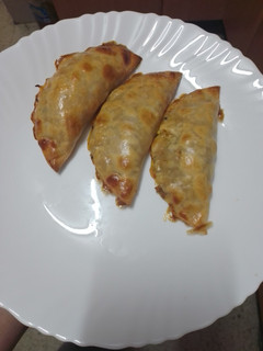 Una foto de Empanadillas de cerdo con aceitunas negras y huevo duro