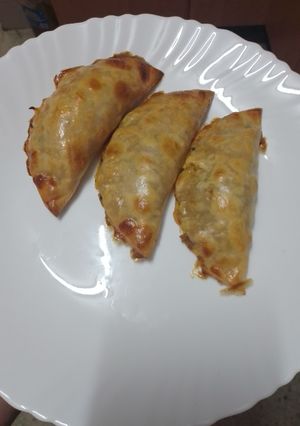 Una foto de Empanadillas de cerdo con aceitunas negras y huevo duro