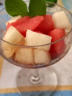 Una foto de Postres de melón y sandía con almíbar