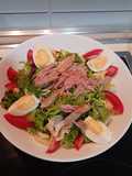 Ensalada de atún y huevo duro