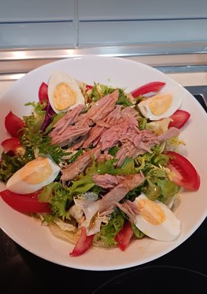 Una foto de Ensalada de atún y huevo duro