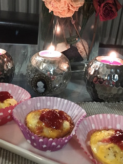 Una foto de Muffins de huevo con jamón, queso, cebolla y tomate cherry