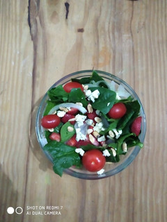 Una foto de Ensalada de espinacas y frutillas