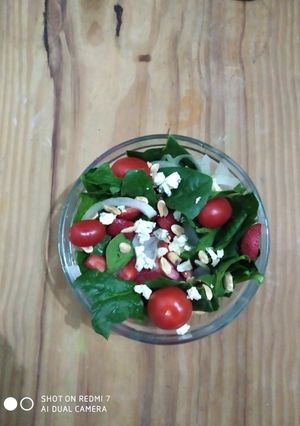 Una foto de Ensalada de espinacas y frutillas