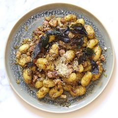 A picture of Gnocchi with green pesto and pancetta 🇮🇹 🍝.