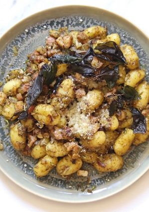 A picture of Gnocchi with green pesto and pancetta 🇮🇹 🍝.