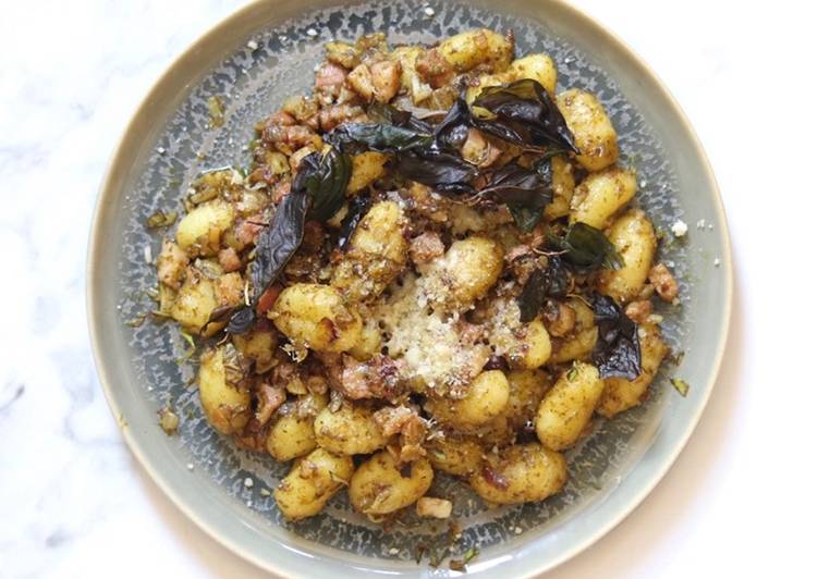 Recipe of Quick Gnocchi with green pesto and pancetta 🇮🇹 🍝