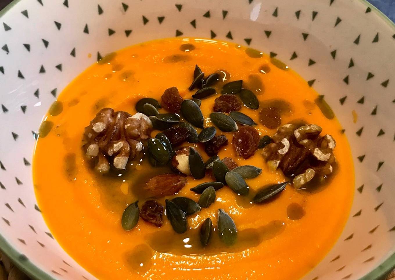 Salmorejo de zanahorias, frutos secos y aceite de albahaca 🌿