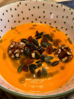 Una foto de Salmorejo de zanahorias, frutos secos y aceite de albahaca 🌿