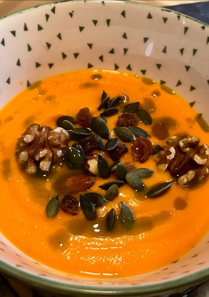 Una foto de Salmorejo de zanahorias, frutos secos y aceite de albahaca 🌿
