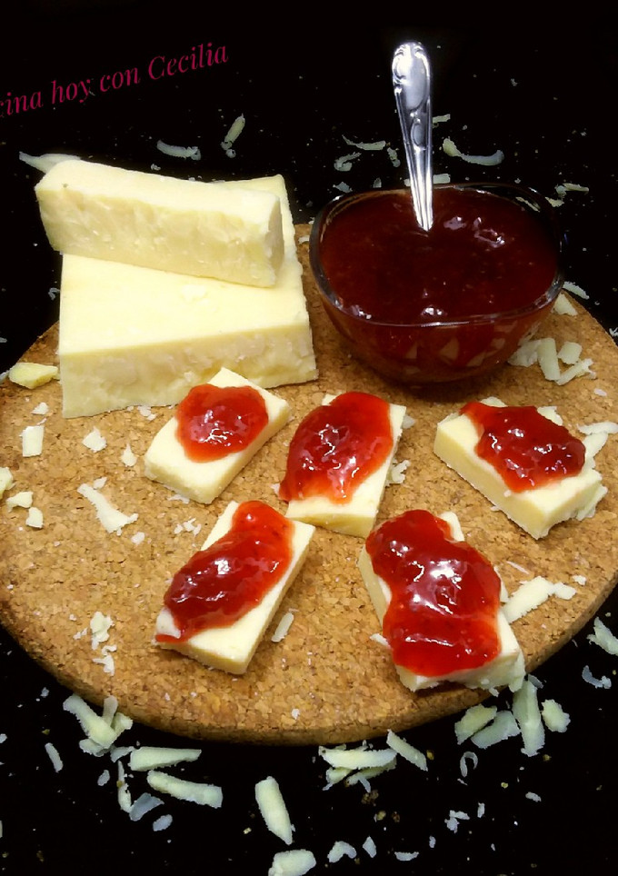 Una foto de Queso cheddar con mermelada de fresa