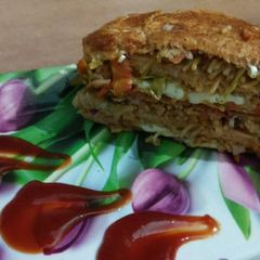 A picture of Egg noodles sandwich.