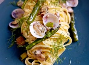 Foto di Tagliolini Vongole e Punte d'Asparagi con Finocchietto e Olio di Agrumi