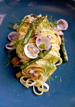 Foto di Tagliolini Vongole e Punte d'Asparagi con Finocchietto e Olio di Agrumi