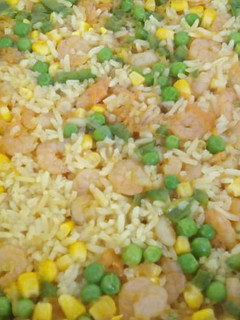 Una foto de Arroz al curry con colitas de camarones