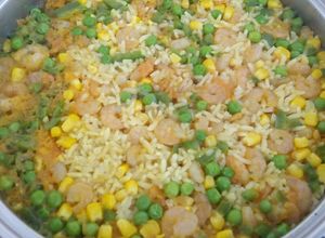 Una foto de Arroz al curry con colitas de camarones