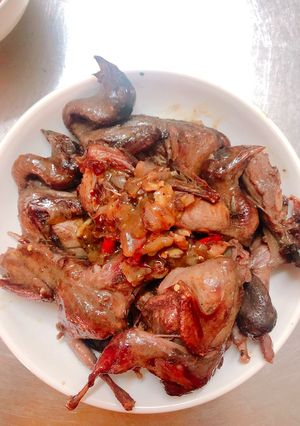Hình của món Chim cút chiên bơ tỏi.