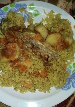A picture of Jallop rice with aresh & chicken.