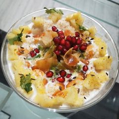 A picture of Dahi bhalle.