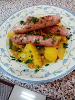 Una foto de Salchichas con patatas
