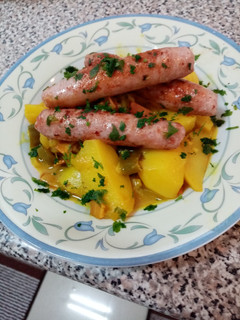 Una foto de Salchichas con patatas
