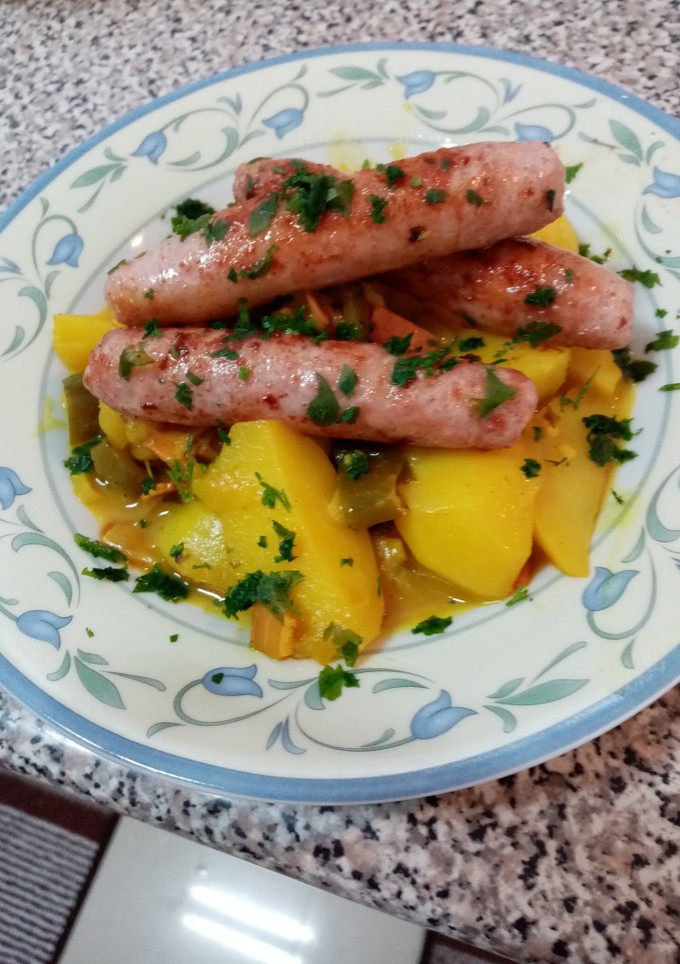 Una foto de Salchichas con patatas