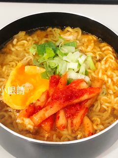 泡菜火鍋湯面 韓式泡麵 的食譜成品照片