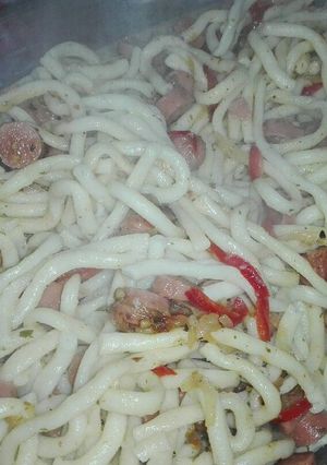 Una foto de Foratti con salchicha salteadas