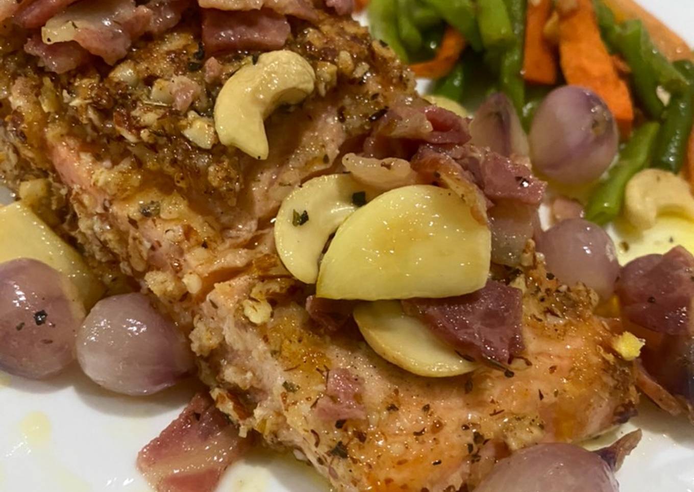 Almond crusted salmon with garlic butter sauce / salmon bumbu almond dengan bumbu butter