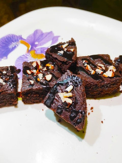बदाम ब्राउन (Almond Brownie recipe in marathi) रेसिपी चे मुख्य फोटो