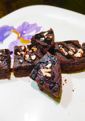 बदाम ब्राउन (Almond Brownie recipe in marathi) रेसिपी चे मुख्य फोटो 