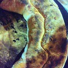 Una foto de 🍕🌎¡Exquisita pizza arrollada a las brasas🇮🇹🌍