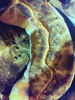 Una foto de 🍕🌎¡Exquisita pizza arrollada a las brasas🇮🇹🌍