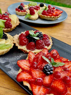 Una foto de Tartaletas de crema y fruta fresca Receta Fácil