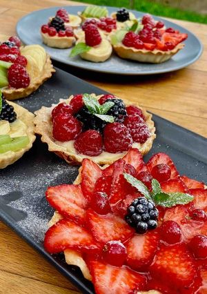 Una foto de Tartaletas de crema y fruta fresca Receta Fácil