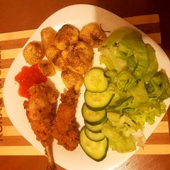 A picture of Chicken n roast potatoes.