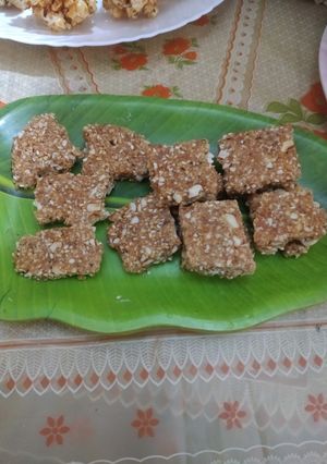 तिल बादाम चिक्की(til badam chikki recipe in hindi) रेसिपी मुख्य फोटो