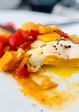 Foto di Uovo in camicia con peperoni e patate