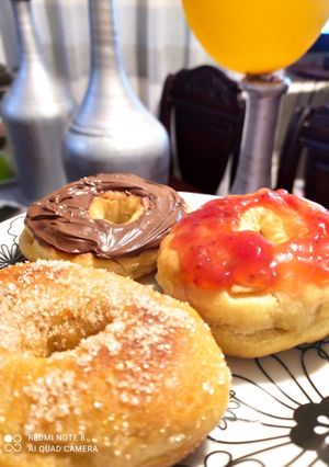 Una foto de Donas caseras azucaradas y con cobertura de Nutella y mermelada